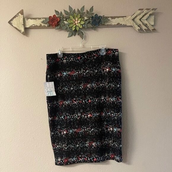 LulaRoe- stretchy Cassie pencil skirt - Picture 6 of 7